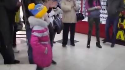 "Со слезами на глазах и теплом в сердце": девочка исполнила гимн Украины посреди торгового центра, видео