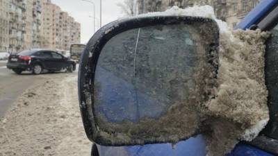 При уборке снега пострадали стекла припаркованных авто на Лени Голикова
