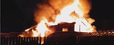 В Садаковском полностью сгорел двухэтажный дом