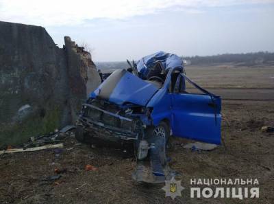 По Одессой машина въехала в стену: есть погибший (фото)