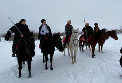 Кони, ружья, казаки: в Красном Бору прошел патриотический праздник «Живая история»