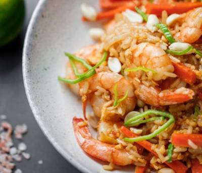 Тайский рис с креветками: рецепт от Евгения Клопотенко