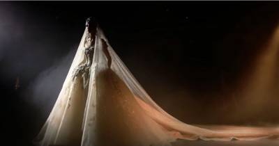 "Мечтайте масштабно". Эли Сааб представил новую коллекцию вечерних платьев (фото, видео)