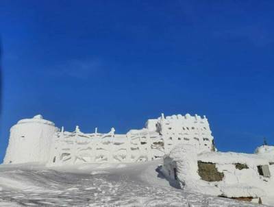 Снежная крепость на вершине Черной горы: из-за оттепели в Карпатах могут сойти лавины