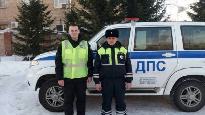На Урале полицейские вытащили из горящего дома многодетную семью