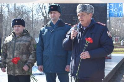 В Дагестане росгвардейцы почтили память защитников Отечества