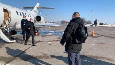В "Борисполе" НАБУ посадило чартер Днипро-Вена с экс-чиновником ПриватБанка Яценко: утром ему объявили о подозрении
