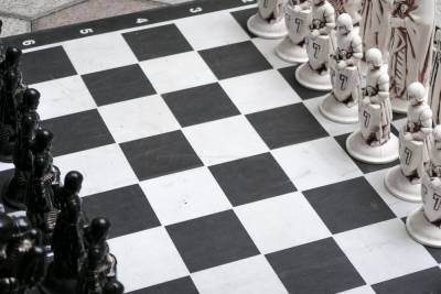 "Белые против черных": алгоритм YouTube заблокировал канал о шахматах за расизм