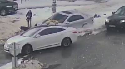 В Киеве водитель сбил людей на тротуаре, видео: "пытался сбежать от полиции и..."