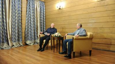 Лукашенко внимательно конспектировал выступление Путина: два президента встретились в Сочи
