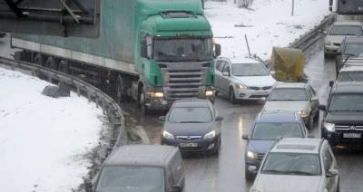 Ограничения на въезд транзитных грузовиков свыше 12 тонн на МКАД продлили на год