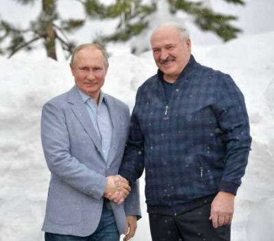 Лукашенко схватился за Путина синим ногтем - фотофакт