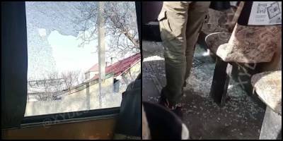 В Одессе парни разбили окно в 87 маршрутке, пострадала женщина - видео - ТЕЛЕГРАФ