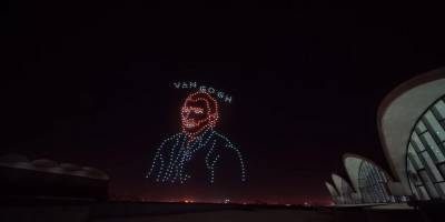 Мировой рекорд. 600 дронов воссоздали жизнь и картины Ван Гога в ночном небе — видео