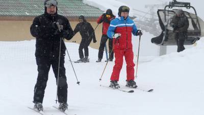Путин поприветствовал отдыхающих, катаясь на снегоходе в Сочи