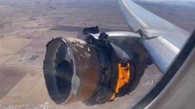 Видео: в полете загорелся двигатель самолета, обломки рухнули на жилой район