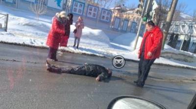 Очевидцы сообщили о мертвом мужчине, лежащем на дороге в Пензе