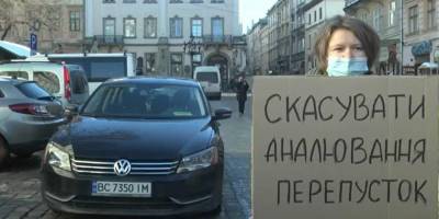 «Аналювання». Во время протеста львовских автомобилистов женщина оконфузилась, допустив ошибку на плакате
