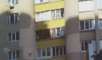 ЧП в Киеве: человек вылез на балкон и пригрозил спрыгнуть, на место срочно съехалась полиция