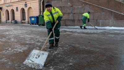 Петербургские крыши чистят от снега более тысячи дворников