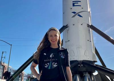 29-летная медицинская работница Хейли Арсено стала вторым участником туристической космической миссии SpaceX Inspiration4