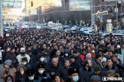 В Ереване продолжаются акции протеста с требованием отставки Пашиняна
