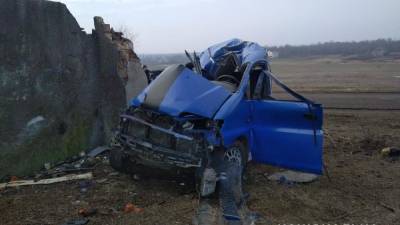 Смертельное ДТП под Одессой: водитель въехал в бетонную стену – фото