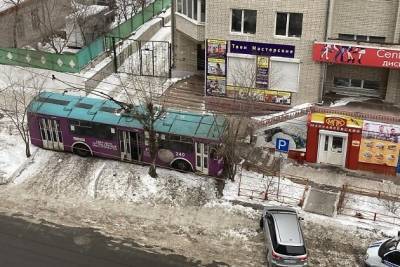Попавший в ДТП 21 февраля троллейбус ехал по Бутина, Mazda вылетела с Угданской — видео