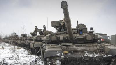 Военные ВВО отметили День защитника Отечества танковыми заездами