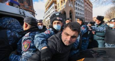 Полиция начала жесткие задержания, под горячую руку попал сотрудник Sputnik Армения