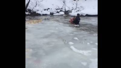 Полицейский вытащил из-подо льда погибавшего мужчину. Видео