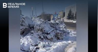 Жители Казани пожаловались, что из-за снега на тротуаре приходится ходить по трассе