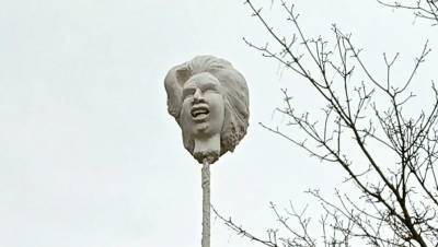 Копье со скульптурой головы Тэтчер установили возле ее дома