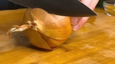 Шеф-повар показал простой способ нарезки лука от опытных кулинаров (Видео)