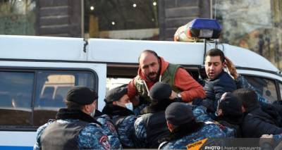 Полицейские доставили в отделения 25 участников акции протеста в Ереване