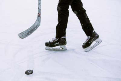 НХЛ отстранила российского хоккеиста от матчей из-за обвинений в избиении девушки