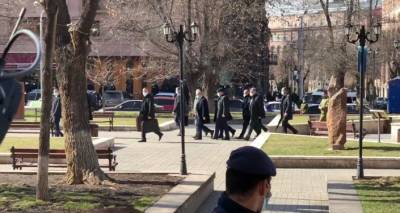 Гегам Манукян - Пашинян вошел в здание правительства под крики и ругань оппозиции - видео - ru.armeniasputnik.am