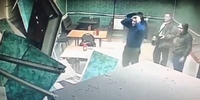 В РФ грузовик протаранил кафе во время ужина, опубликовано видео - ТЕЛЕГРАФ