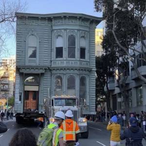 В Сан-Франциско мужчина перевез свой старинный дом на новое место. Фото