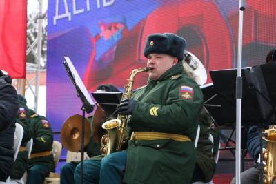Военный оркестр и городские артисты поздравили южносахалинцев в парке
