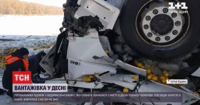 Вблизи Чернигова грузовик упал с моста в Десну: тело водителя искали несколько часов