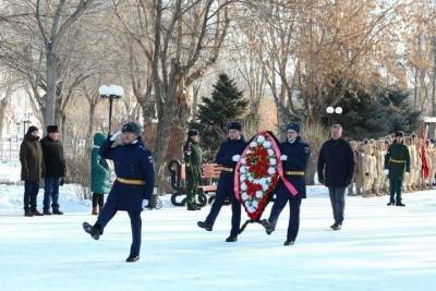 В Астрахани прошло торжественное возложение венков в честь 23 февраля