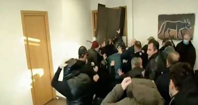 Шкаф и стол для защиты при штурме офиса: в Тбилиси арестован лидер оппозиции – видео