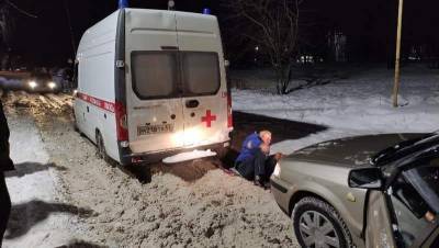 Машина скорой помощи застряла в снегу в Рязани