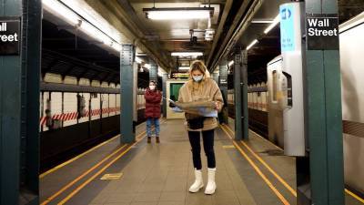 С понедельника метро в Нью-Йорке работает дольше. Как защититься там от COVID-19?