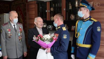 Ветеранов Великой Отечественной войны поздравили с Днем защитника Отечества