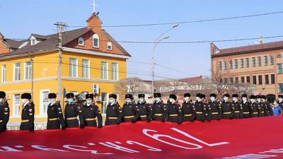 В Приморье развернули копию Знамени Победы площадью 200 кв. м