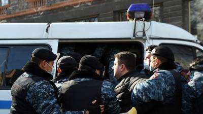 В Ереване полиция задерживает участников акции против Пашиняна