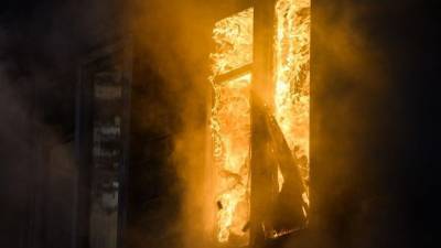 Три человека погибли из-за мощного пожара в деревянном доме в Якутии