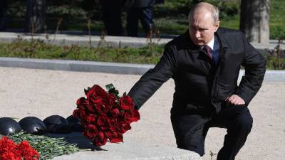 Путин возложил венок к могиле Неизвестного солдата 23 февраля